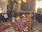 Не прекращаясь, у гроба Владыки читалось Евангелие.