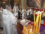Разрешительную молитву читает архиепископ Рязанский Павел