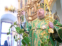 В праздник Пятидесятницы архиепископ Пантелеимон совершил литургию в Троицком храме Льгова и принял участие в празднике «Троицкие хороводы в Орловском Полесье». 23 мая 2010 г.