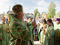 В праздник Пятидесятницы архиепископ Пантелеимон совершил литургию в Троицком храме Льгова и принял участие в празднике «Троицкие хороводы в Орловском Полесье». 23 мая 2010 г.