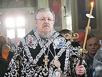 Архиепископ Пантелеимон совершил вечерню и утреню Великой субботы с чином погребения. 22 апреля 2011 г.