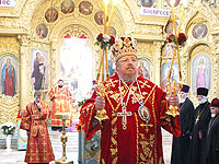 Великая вечерня в Михаило-Архангельском соборе Орла в праздник Пасхи Христовой. 24 апреля 2011 г.