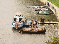 Архиепископ Пантелеимон освятил деревянную ладью, построенную поморскими мастерами. 9 мая 2011 г.