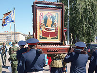 Мироточивая икона государя-мученика Николая II прошла по Орлу с крестным ходом. 19 августа 2011 г.