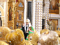 Богослужение в храме Христа Спасителя в день 65-летия Святейшего Патриарха Кирилла. Принесение пояса Пресвятой Богородицы. 20 ноября 2011 г.