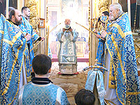 В праздник Сретения Господня архиепископ Антоний совершил Божественную литургию в Ахтырском кафедральном соборе. 15 февраля 2012 г.