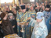 В праздник Сретения Господня архиепископ Антоний совершил Божественную литургию в Ахтырском кафедральном соборе. 15 февраля 2012 г.