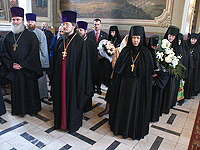 Великая вечерня в Ахтырском кафедральном соборе в день праздника Светлого Христова Воскресения. 15 апреля 2012 г.