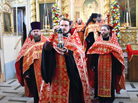 Великая вечерня в Ахтырском кафедральном соборе в день праздника Светлого Христова Воскресения. 15 апреля 2012 г.