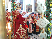 Великая вечерня в Ахтырском кафедральном соборе в день праздника Светлого Христова Воскресения. 15 апреля 2012 г.