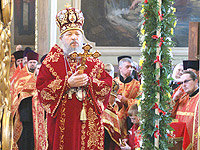 Великая вечерня в Ахтырском кафедральном соборе в день праздника Светлого Христова Воскресения. 15 апреля 2012 г.