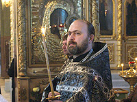 Архиепископ Антоний совершил в Ахтырском соборе утреню Великой субботы с чином погребения Плащаницы. 13 апреля 2012 г.