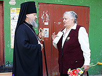 Высокопреосвященнейший архиепископ Антоний принял участие в церемонии открытия мемориальной доски писателю Петру Родичеву. 3 мая 2012 г.