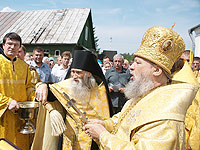 В праздник первоверховных апостолов Петра и Павла архиепископ Антоний совершил литургию в Петропавловском храме Мценска. 12 июля 2012 г.