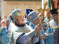 Архиепископ Антоний совершил Божественную литургию в Ахтырском кафедральном соборе в день его престольного праздника. 15 июля 2012 г.