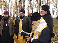 Высокопреосвященнейший архиепископ Орловский и Ливенский Антоний освятил место на территории Кривцовского мемориала, где будет построен храм-часовня во имя святого Иоанна Воина. 9 октября 2012 г.