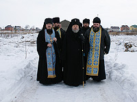 Схиархимандрит Илий (Ноздрин) совершил молебен на месте строительства Сретенского храма в п. Гать Орловского района. 15 февраля 2013 г.