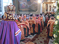 Великая вечерня в Ахтырском кафедральном соборе в день праздника Светлого Христова Воскресения. 5 мая 2013 г.