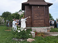 В Неделю 7-ю по Пасхе Высокопреосвященнейший архиепископ Орловский и Ливенский Антоний совершил Божественную литургию в Свято-Никольском храме п. Хотынец. 16 июня 2013 г.
