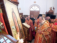 Архиепископ Орловский и Ливенский Антоний, архиепископ Уральский и Актюбинский Антоний и Высокопреосвященнейший архиепископ Черниговский и Новгород-Северский Амросий совершили всенощное бдение в Казанском соборе Свято-Успенского мужского монастыря. 7 сентября 2013 г.