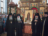 Архиепископ Орловский и Ливенский Антоний, архиепископ Уральский и Актюбинский Антоний и Высокопреосвященнейший архиепископ Черниговский и Новгород-Северский Амросий совершили всенощное бдение в Казанском соборе Свято-Успенского мужского монастыря. 7 сентября 2013 г.