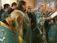 Архиепископ Орловский и Ливенский Антоний совершил за вечерним богослужением в Богоявленском соборе чтение акафиста перед чудотворной иконой Божией Матери «Всех скорбящих Радосте». 5 ноября 2013 г.