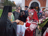Архиепископ Орловский и Ливенский Антоний совершил чин великого освящения храма Святой Живоначальной Троицы в городе Болхове и Божественную литургию в новоосвященном храме. 1 ноября 2013 г.
