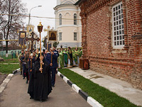 Архиепископ Орловский и Ливенский Антоний совершил чин великого освящения храма Святой Живоначальной Троицы в городе Болхове и Божественную литургию в новоосвященном храме. 1 ноября 2013 г.