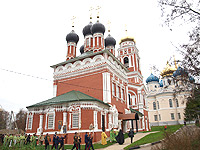 Архиепископ Орловский и Ливенский Антоний совершил чин великого освящения храма Святой Живоначальной Троицы в городе Болхове и Божественную литургию в новоосвященном храме. 1 ноября 2013 г.