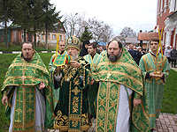 Архиепископ Орловский и Ливенский Антоний совершил чин великого освящения храма Святой Живоначальной Троицы в городе Болхове и Божественную литургию в новоосвященном храме. 1 ноября 2013 г.