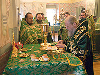 Архиепископ Орловский и Ливенский Антоний совершил чин великого освящения храма Святой Живоначальной Троицы в городе Болхове и Божественную литургию в новоосвященном храме. 1 ноября 2013 г.