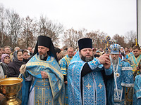 В праздник Казанской иконы Божией Матери архиепископ Антоний совершил литургию в Казанском храме Свято-Успенского монастыря. 4 ноября 2013 г.