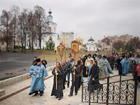В праздник Казанской иконы Божией Матери архиепископ Антоний совершил литургию в Казанском храме Свято-Успенского монастыря. 4 ноября 2013 г.