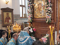 В праздник Казанской иконы Божией Матери архиепископ Антоний совершил литургию в Казанском храме Свято-Успенского монастыря. 4 ноября 2013 г.