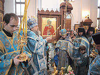 В праздник Казанской иконы Божией Матери архиепископ Антоний совершил литургию в Казанском храме Свято-Успенского монастыря. 4 ноября 2013 г.
