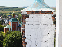 Спасо-Преображенский собор, пожалуй, главное достояние Болхова. Его исторический и духовный символ. Величественный храм венчает Красную гору и виден практически из любой точки города. Сегодня храму необходимы значительные средства для проведения восстановительных работ на фасадах и втором этаже.