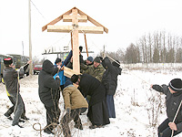 На главных въездах в город Мценск установлены поклонные кресты. 12-16 февраля 2014 г.