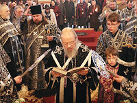 Архиепископ Орловский и Ливенский Антоний совершил в Ахтырском кафедральном соборе г. Орла череду богослужений Святых спасительных Страстей Господа нашего Иисуса Христа: Царские Часы, вечерню с выносом Плащаницы и  утреню с чином погребения. 18 апреля 2014 г.