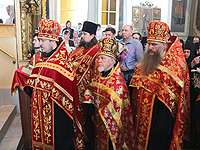 В день праздника Воскресения Христова архиепископ Орловский и Ливенский Антоний совершил Пасхальную великую вечерню в Ахтырском кафедральном соборе г. Орла. 20 апреля 2014 г.