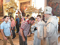 Высокопреосвященнейший архиепископ Орловский и Ливенский Антоний совершил всенощное бдение в Ахтырском кафедральном соборе г. Орла в сослужении схиархимандрита Илия (Ноздрина) и духовенства собора. 28 мая 2014 г.