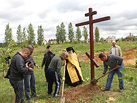 Архиепископ Орловский и Ливенский Антоний и схиархимандрит Илий (Ноздрин) совершили мобелен на начало строительства храма во имя Сретения Господня в п. Вятский Посад Орловского района. 19 июня 2014 г.