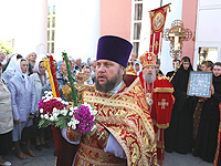 В 9-ю пятницу по Пасхе архиепископ Орловский и Ливенский Антоний совершил Пасхальным чином Божественную литургию в Свято-Никольском храме поселка Кромы. 20 июня 2014 г.