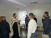 Сотрудники епархиального отдела социального служения и церковной благотворительности Орловской епархии поздравили подопечных Центра социальной адаптации лиц без определённого места жительства с Рождеством Христовым. 12 января 2015 г.