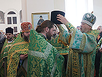 В день памяти святой блаженной Ксении Петербургской митрополит Орловский и Болховский Антоний и епископ Ливенский и Малоархангельский Нектарий совершили литургию в монастыре святой блаженной Ксении Петербургской с. Долбенкино Дмитровского района. 6 февраля 2015 г.