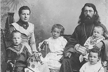 Священник Иоанн и Александра Ивановна с младшими детьми