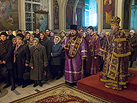 В канун Недели 3-й Великого поста, Крестопоклонной, митрополит Орловский и Болховский Антоний совершил всенощное бдение с чином выноса Креста Господня в Ахтырском кафедральном соборе Орла. 14 марта 2015 г.