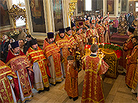 В день памяти своих небесных покровителей, Виленских мучеников Антония, Иоанна и Евстафия, митрополит Орловский и Болховский Антоний возглавил литургию в Ахтырском соборе Орла. 27 апреля 2015 г.
