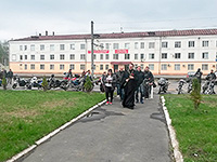 Председатель молодежного отдела Орловской епархии иерей Роман Фаустов принял участие в городском мотопробеге в честь 70-летия Победы. 1 мая 2015 г.