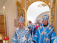 В праздник Казанской иконы Божией Матери митрополит Орловский и Болховский Антоний совершил в сослужении епископа Ливенского и Малоархангельского Нектария литургию в храме Казанской иконы Божией Матери с. Кологривово Новодеревеньковского района. 21 июля 2015 г.