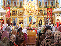 В праздник первоверховных апостолов Петра и Павла митрополит Орловский и Болховский Антоний совершил литургию в храме святых Петра и Павла г. Мценска. 12 июля 2015 г.